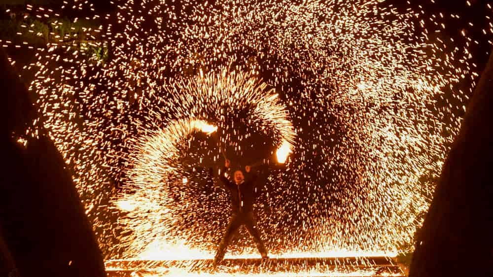 DIE Feuershow aus Dresden! Größer! Höher! Weiter! BÄÄM! Bundesweit! Indoortauglich!