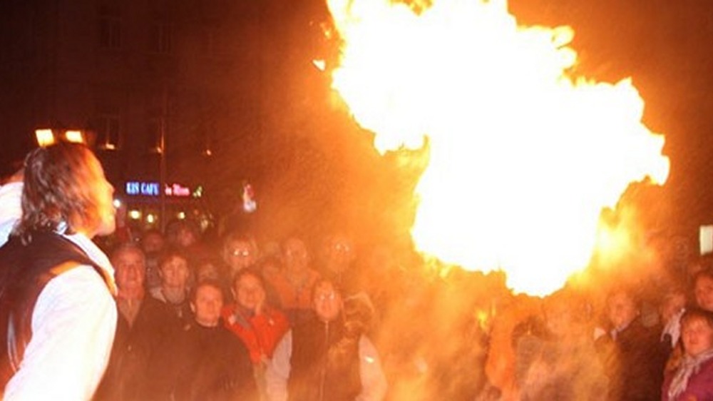 Feuershow & walk act für Straßenfest, Einkaufsnacht, moonlight shopping...