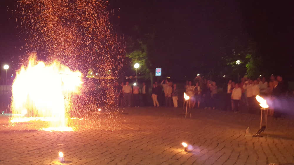 Der Mittelpunkt des Abends sind natürlich SIE das Geburtstagskind! Meine Feuershow verleiht dem Abend aber noch einmal einen weiteren Glanzpunkt; ob Sie sich als Geburtstagskind eine tolle Überraschung gönnen oder Sie Ihren Gästen eine atemberaubende und humorvolle Unterhaltung bieten möchten. (Tipp: Lassen Sie sich die Geburtstagsshow schenken! Besser als 10 hässliche Blumenvasen ;-)