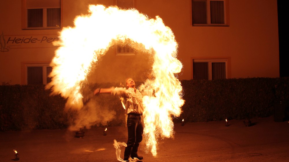  Meine Feuershow zum Geburtstag ist immer ein beliebtes Geburtstagsgeschenk; zum Beispiel um den Ehepartner zu seinem Ehrentag mit einer ganz besonderen Überraschung zu erfreuen oder als Geschenk der Familie oder von Freunden an das Geburtstagskind. Mit meiner Geburtstagsshow bekommen Sie garantiert ein individuelles und persönliches Highlight, welches dem Jubilar und allen Gästen viel Freude bereiten und in zauberhafter Erinnerung bleiben wird.