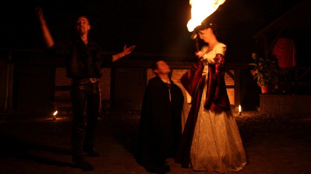 Ein runder Geburtstag eignet sich natürlich hervorragend, und seiner Liebsten (oder ihm :) die Frage der Frage zu stellen... die Liebe ist glühend heiß... die Hände für den anderen ins Feuer legen... für den anderen (symbolisch :) durchs Feuer gehen... eingerahmt in die romantische Stimmung der funkelnden Flammen und beleuchtet durch den Fackelschein des Feuers... innerhalb eines mystischen und auch lustigen Feuerrituals bekommen die magischen Worte: <strong>Möchtest Du mich heiraten?</strong> einen wahrlich magischen Touch... nicht ohne Grund heißt es ja auch 'Das Feuer der Liebe' ;-)