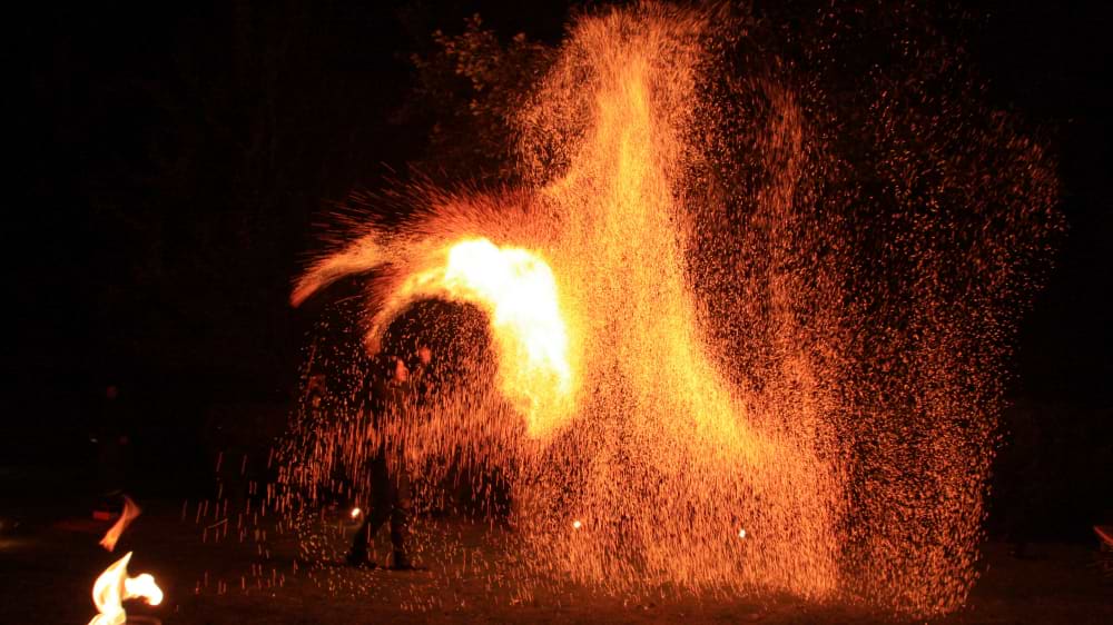 Feuerkünstler Dresden mit spannungsgeladener Feuerdarbietung